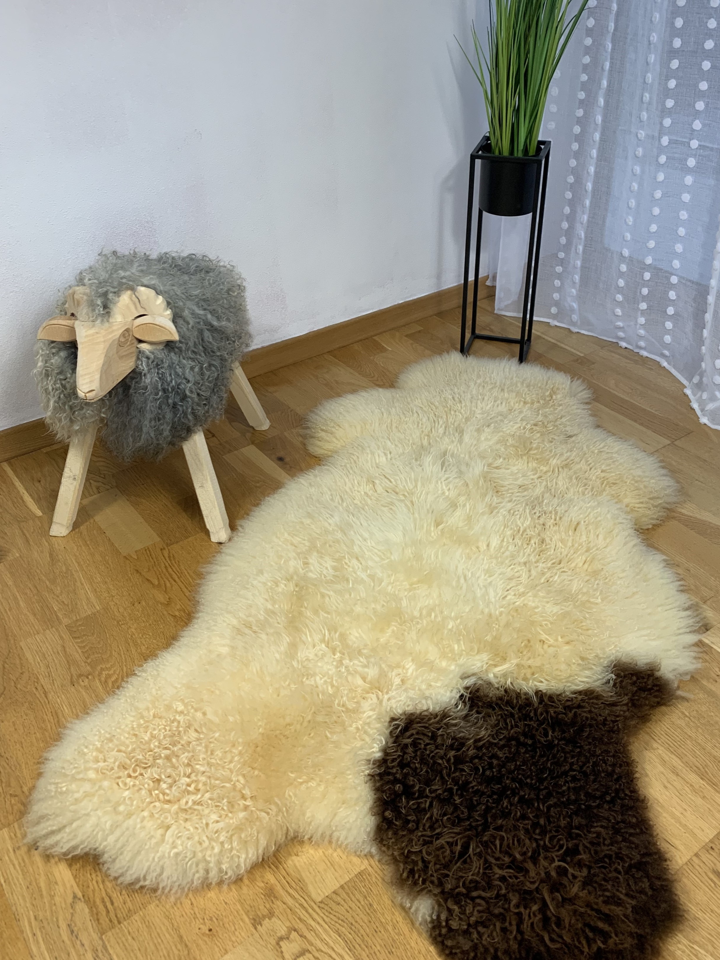 Schapenvachten  - Zweedse - swedish-milk-polka-dots-sheepskins-adam-leather