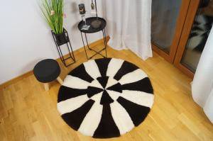 Schapenvachten  - Ronde tapijten - stunning-round-carpets-sheepskin-adam-leather