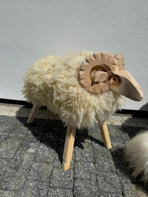 Schapenvachten  - Houten Schapen  - woodensheepwithsheepskin1